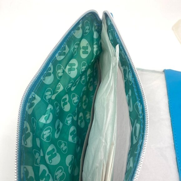 Harajuku Lovers x Sephora G of the Sea Kiss Clamshell Organizer Cosmetic Bag - Picture 9 of 11